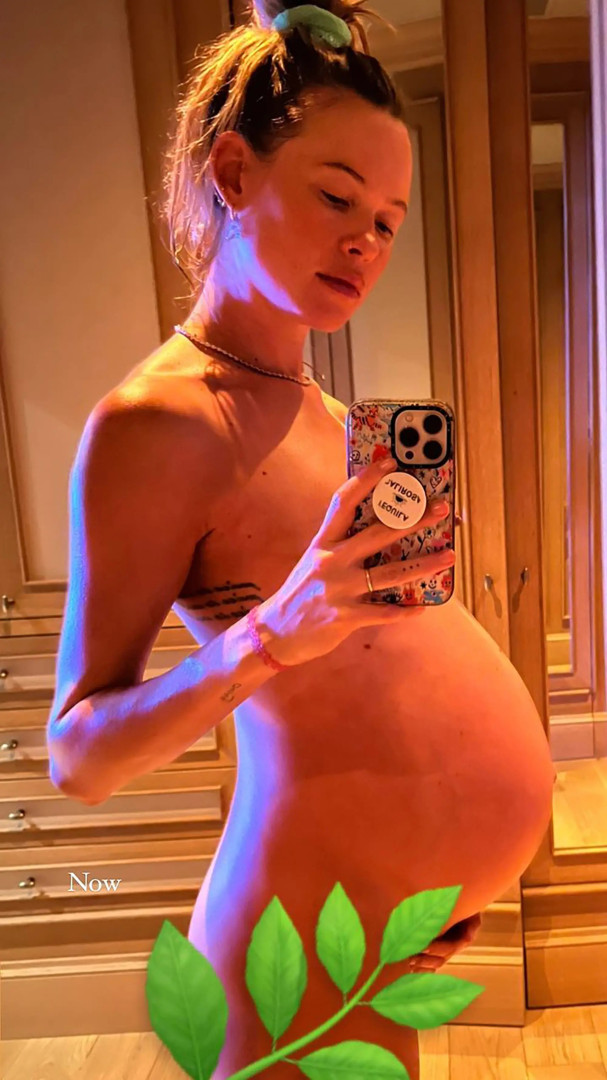 Behati Prinsloo posa sem roupa e exibe já grande barriga de grávida