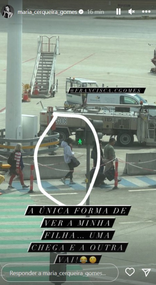 Maria Cerqueira Gomes apanha filha no aeroporto. "Única forma de a ver"