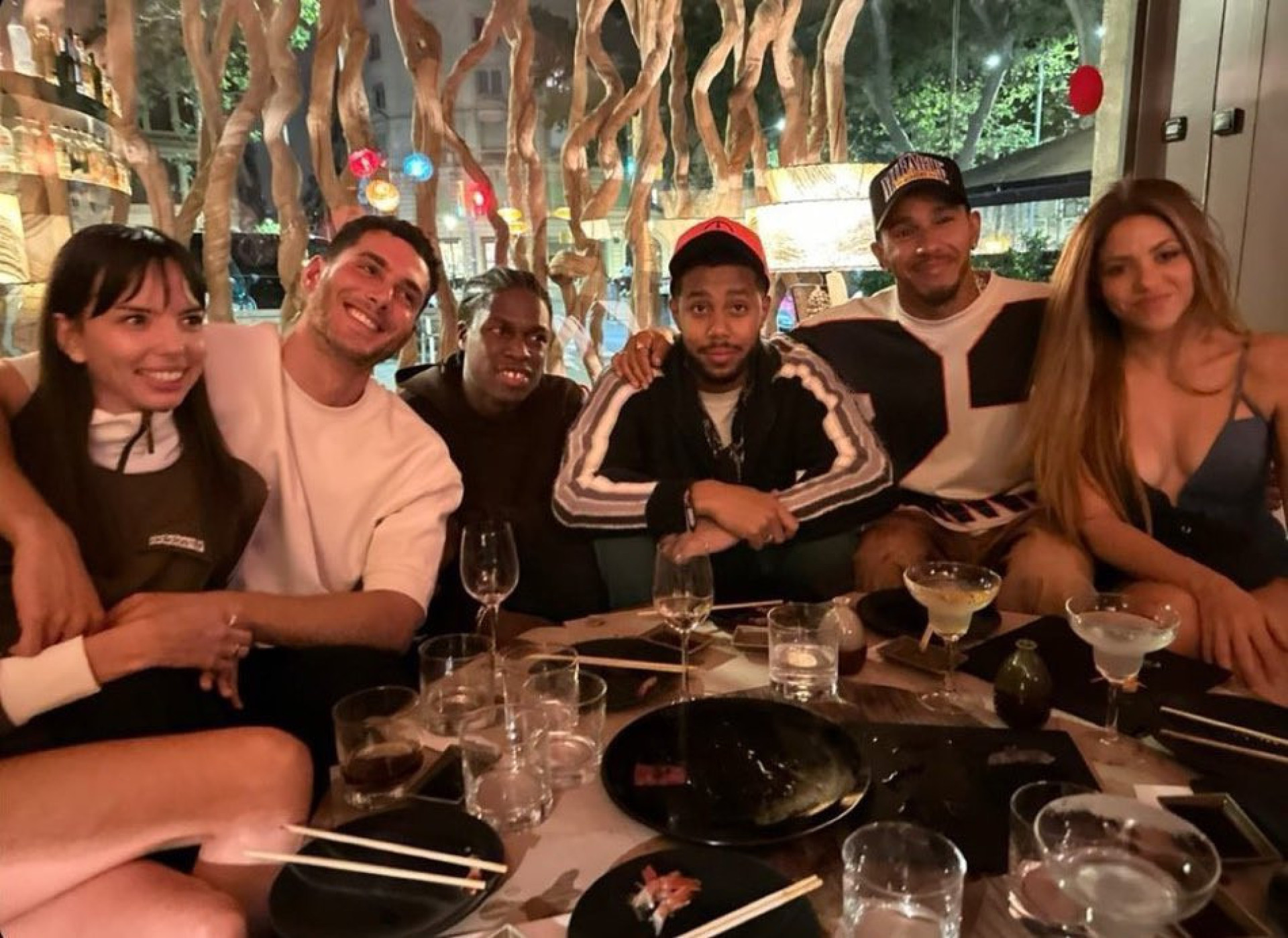 Shakira próxima de Lewis Hamilton durante jantar em Barcelona