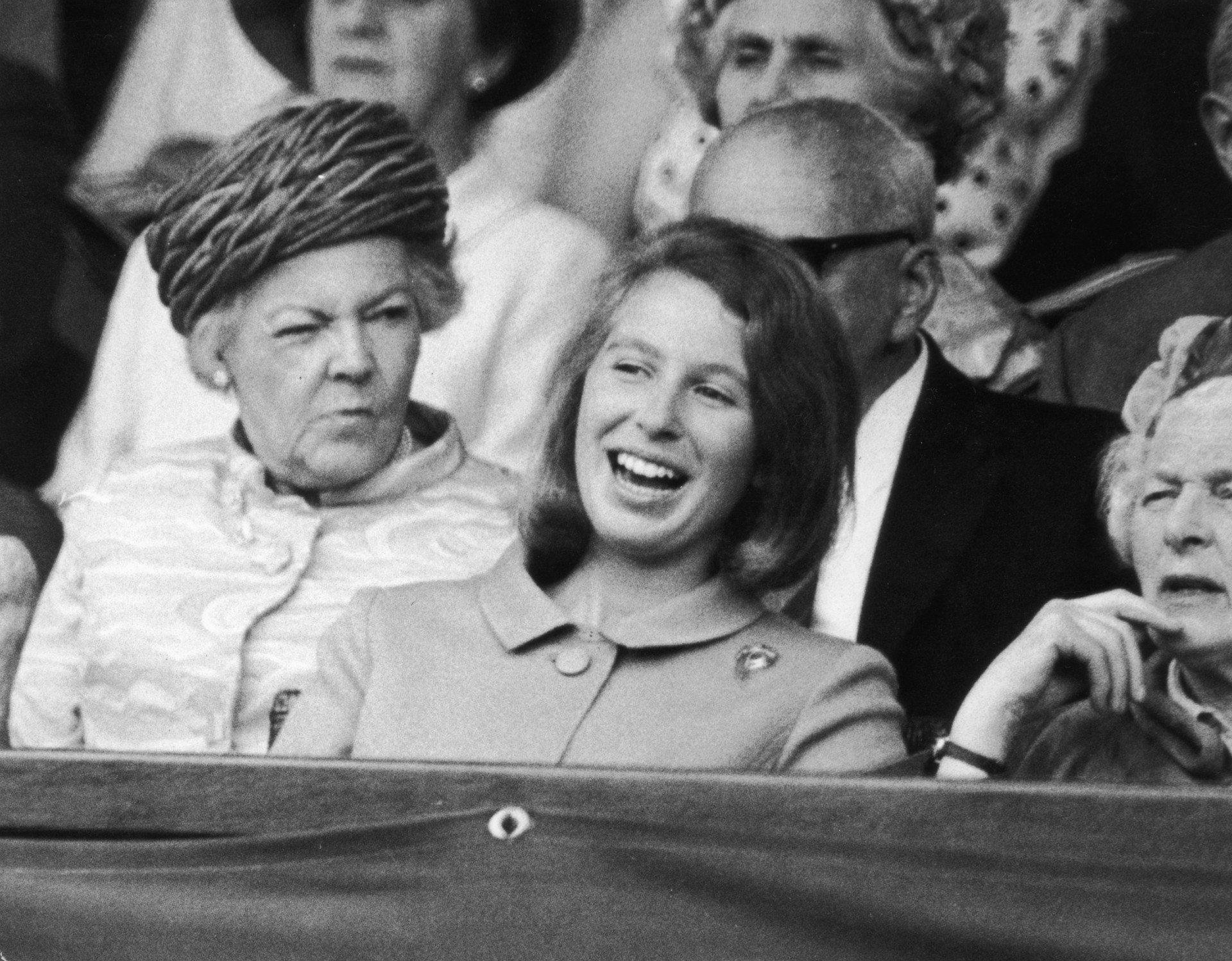 Princesa Ana irreconhecível de cabelo comprido em foto única de arquivo