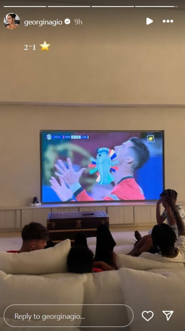 Georgina Rodríguez mostra Cristianinho e amigos a ver jogo da seleção