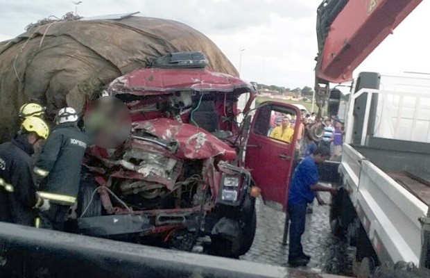 Acidente entre carreta e caminhão mata dois e fere um na BR-153, em GO