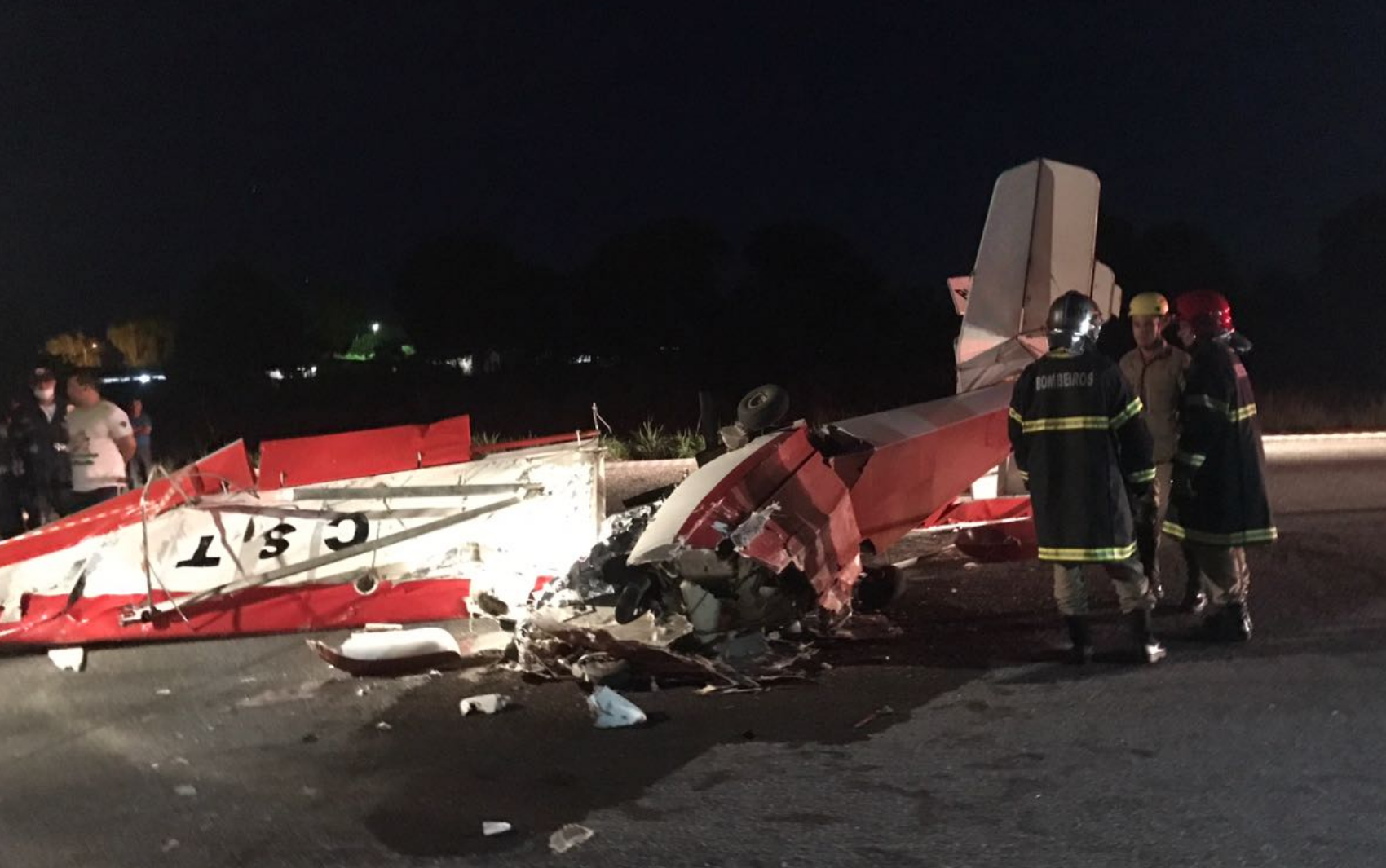 Avião cai e mata duas pessoas na pista do aeroporto de Aragarças, GO