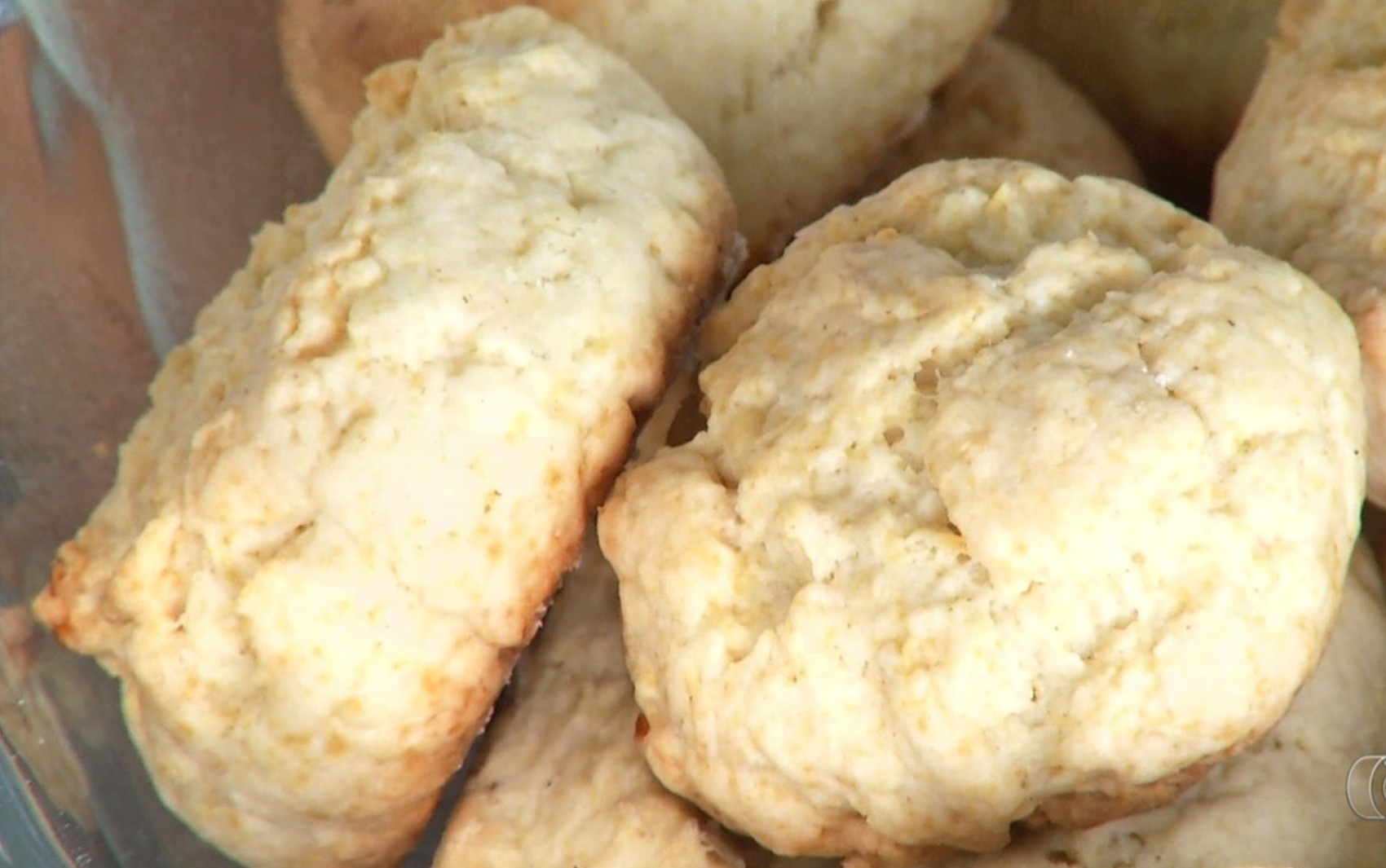 Cozinheira ensina como fazer receita de biscoito de nata, em Goiás