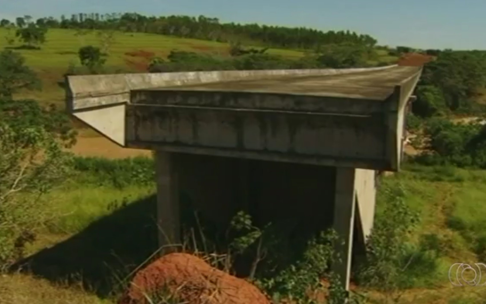 Moradores reclamam que ponte está inacabada há 40 anos, em Davinópolis