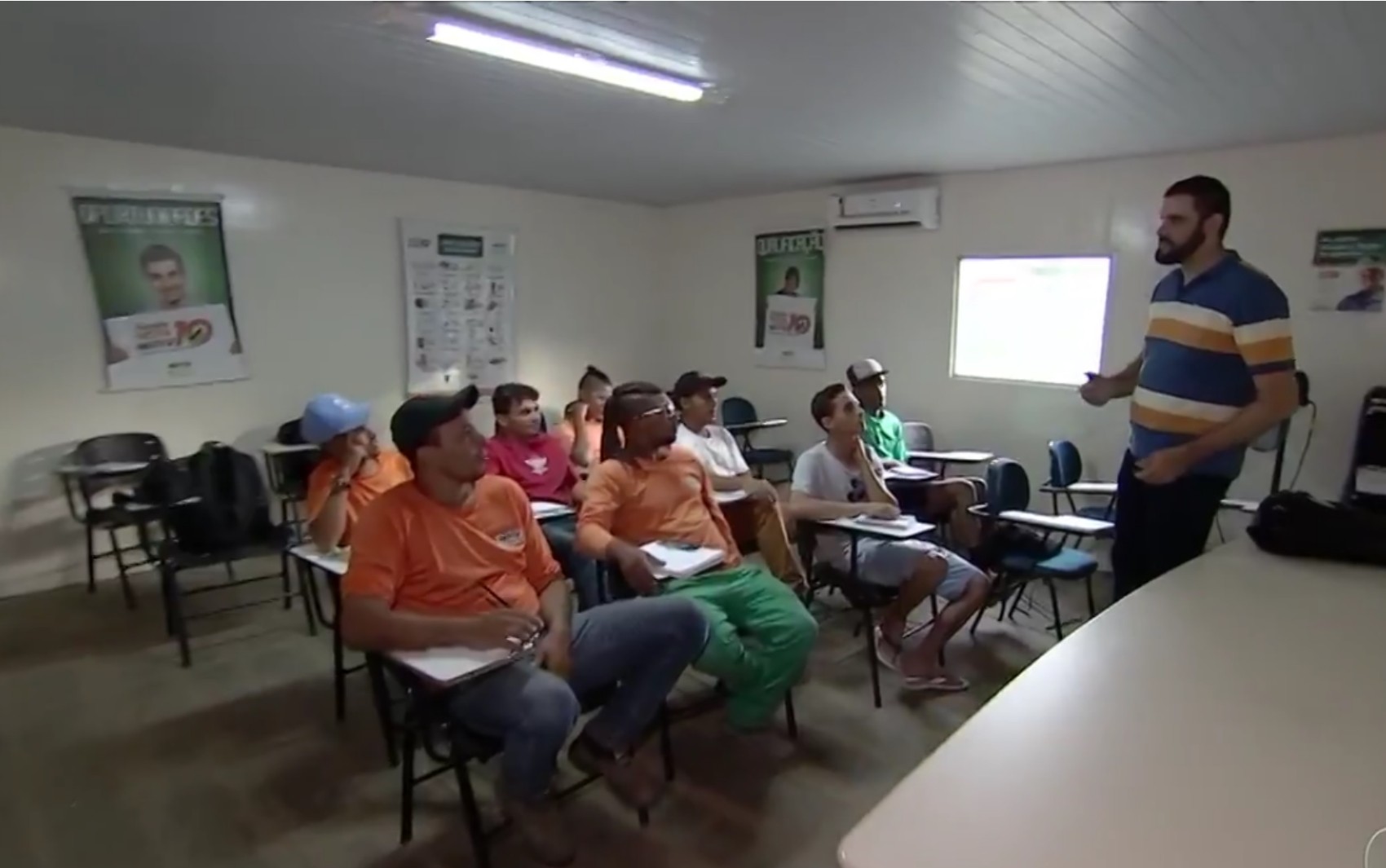 Operários concluem ensino básico após aulas dentro da obra, em Goiás