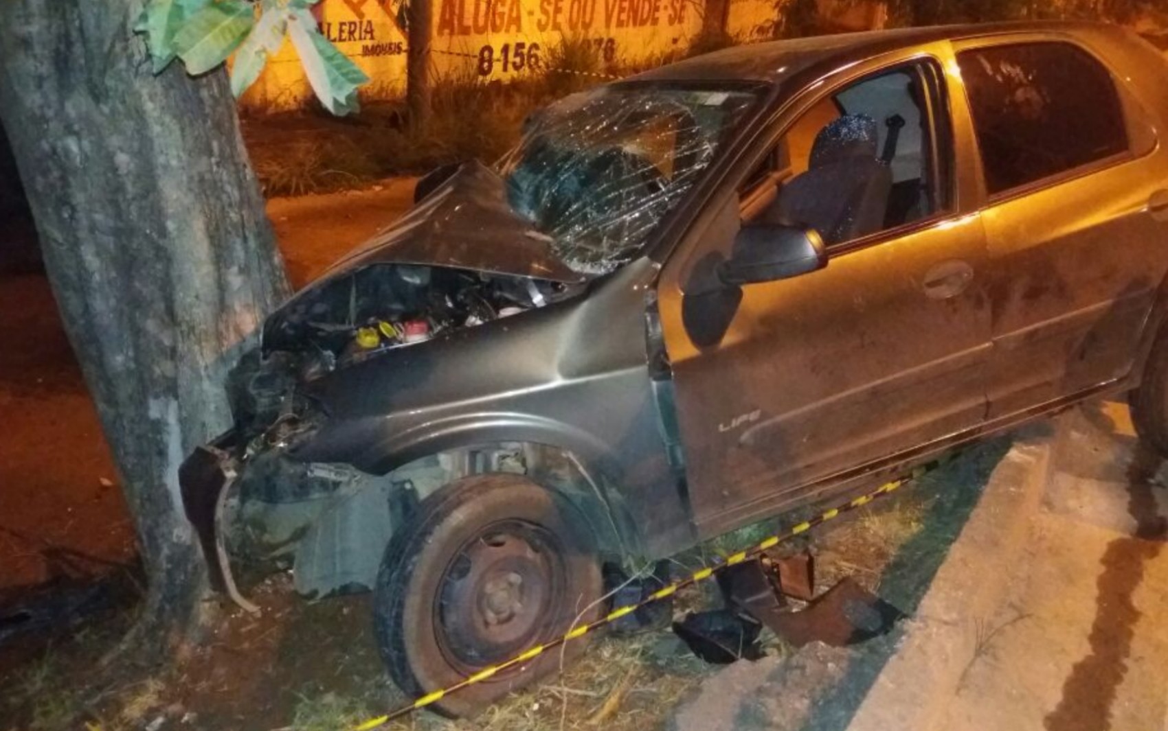 Passageira morre após carro sair da pista e bater contra árvore na BR-153