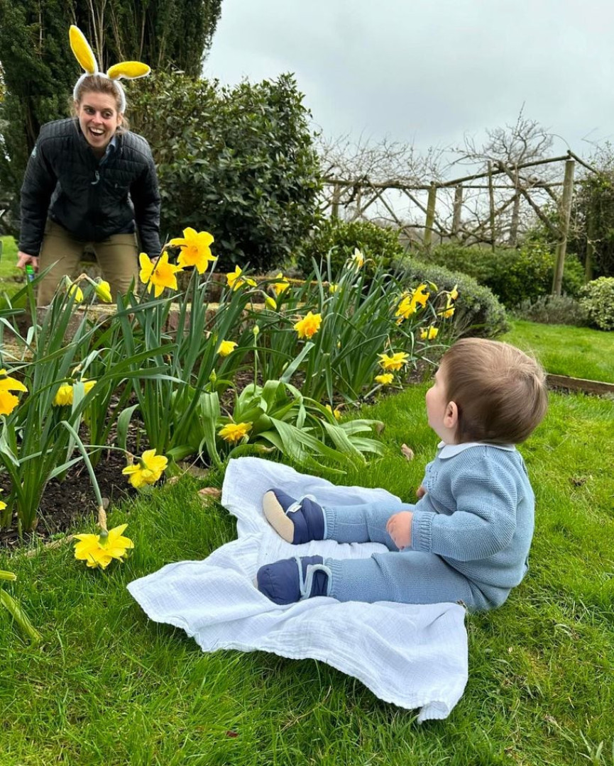 A divertida fotografia da princesa Beatrice a brincar com o sobrinho