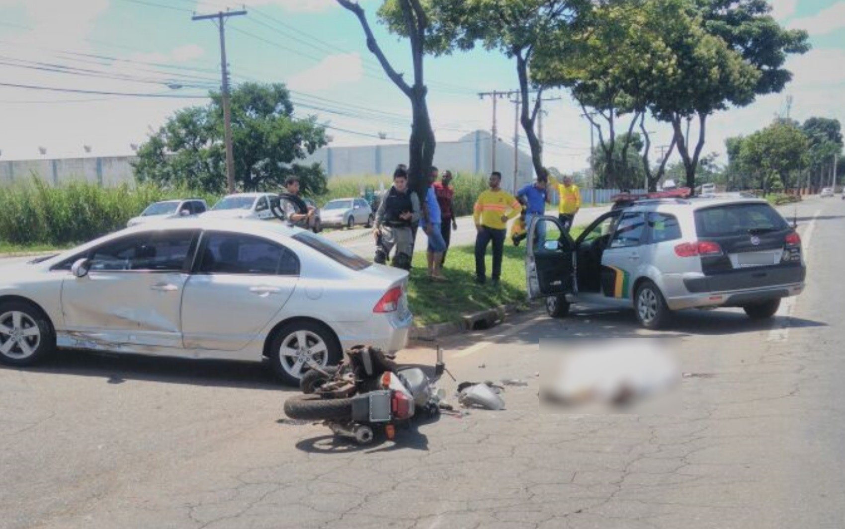 Motociclista morre após bater contra carro em cruzamento, em Goiânia