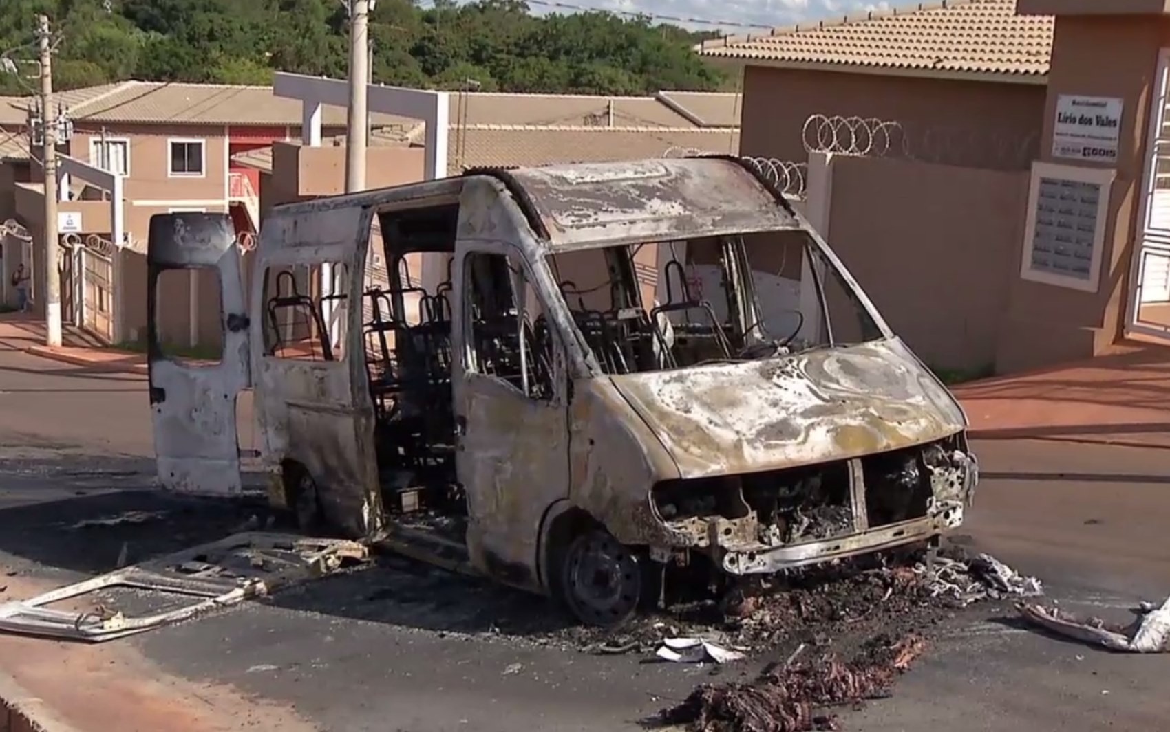 Van de transporte escolar pega fogo, e crianças saem ilesas; veja vídeo